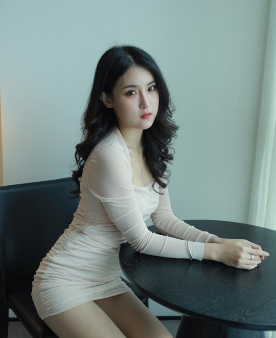 IESS异思趣向 - 模特:小宝 《浅色包臀裙》